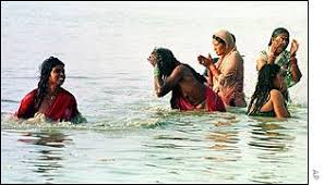 indian women bathing