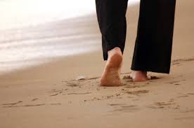 Si percorre la vita... Camminare-a-piedi-nudi-sulla-spiaggia