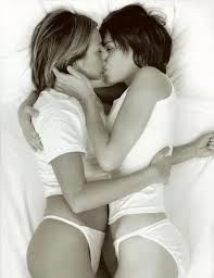 kissing women