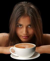 tomando cafe