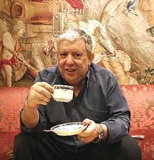 tomando cafe