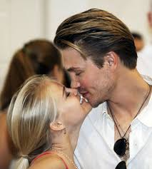kissing women
