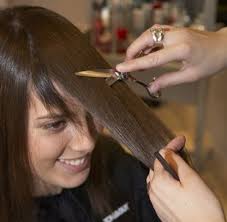 coupe de cheveux avec frange sur le coté