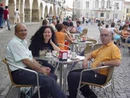tomando cafe