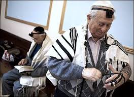 Man tying tefillin round his