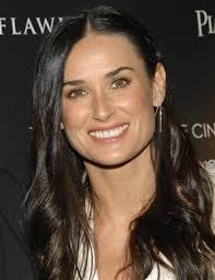 EXCLU: Demi Moore signs deal