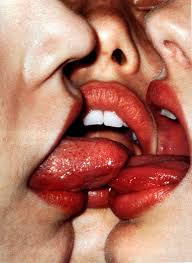 kissing women