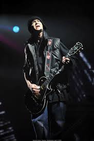 Tom tocando sua linda guitarra ;) Images?q=tbn:6W54YPGTxpGnDM:s
