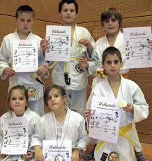Die U 10-Jugend des Judoclubs Kawaishi: (hinten von links) Pascal Bihlmann, Marcus Genze, Stephan Hilker,(vorne von links) Lilian Flum, Maria Hilker und ... - 53568425
