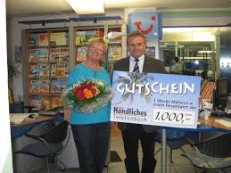 Die glückliche Gewinnerin ist Frau Gerlinde Barth aus Gladenbach. Am 21. November war es dann soweit. Frau Barth bekam Ihren Reisegutschein von dem ... - P1