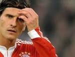 ... plays as a striker for FC Bayern Munich in the German Bundesliga. - Mario-Gomez