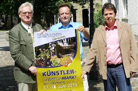 Joachim Alisch (von links), Karl-Heinz Sinzinger und Peter Blechmann organisieren den Künstler-Creativ-Markt. Foto: Armbruster
