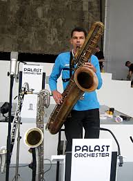Rainer Fox mit seinem Baß - Saxophon. So um 15:00 trudelten dann auch unsere Künstler ein. Hier seht Ihr Rainer Fox, einen unserer ...