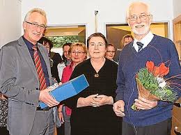 Bei der Verabschiedung: Bürgermeister Axel Jahnz (links) dankte Hans Ulrich Schreiber und seiner Frau Ingrid für die Arbeit in der Gemeinde. Bild: Ullrich - LANDKREIS_HUDE_1_cdb81c19-af5d-4ca6-a942-54b913710a2a--451x337