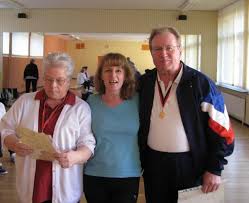 Mit einer Urkunde und Medaille wurde das Ehepaar Kluck (Bildmitte: Petra Paulikat) für die ersten 50 erfolgreich ... - 2012-05-07