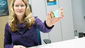 Carmen Aretz vom Einwohnermeldeamt der Stadt Geilenkirchen freut sich über den neuen Pass. Foto: Classen. drucken; versenden; kommentieren; abonnieren