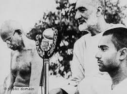 Khan Abdul Ghaffar Khan und Mahatma Gandhi vor einem Mikrofon (Foto:DW) Khan Abdul Ghaffar Khan und Mahatma Gandhi um 1940 bei einer öffentlichen ... - 0,,15419516_4,00