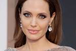 Angelina-Jolie-arrives-on-the-.