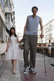 أطول رجل في العالم يتزوج ولقاء مع أقصر رجل في العالم ؟؟؟؟؟؟؟؟؟؟؟؟؟ Images?q=tbn:ANd9GcQxV97tcomvwiehcGlWhWzJP16oBF1YVh-pVG9zrqnIze6j6m8wBQ
