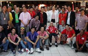 ... Bong Ravena, Derek Pumaren, Elmer Espiritu, Rudy Soriano, David Zamar and Braulio Lim. Former and current Warriors join Dalupan during a group pose. - 4ff2e671ecd37