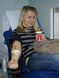 Letztlich konnte man wieder feststellen: „Blutspenden, ein tolles Erlebnis. Etwas für andere tun und sich dann verwöhnen lassen“. Jessica Cordes ( Jg. 13 ) - RTEmagicC_blutspende2.jpg