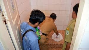 FOTO: Wakil Bupati Sanggau Sikat Toilet Kamar Mandi Saat Blusukan ...