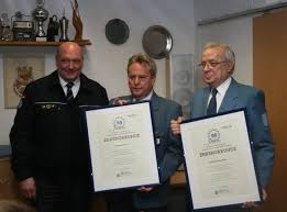 Für 50-jährige Mitgliedschaft im THW Lehrte wurden Dieter Diedrich (mi.) und Jürgen Langkau (re.) vom THW Landesbeauftragten Ralph Dunger geehrt