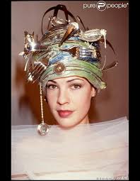 Valérie Claisse (Miss France 1994) portant une coiffe de Barthet lors d\u0026#39;une soirée en 1994. Dans cette photo : Miss France 2013 - 996138-valerie-claisse-miss-france-1994-620x0-1