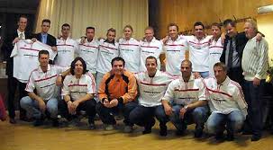 ... Andre Manske, Timo Küper, Holger Schinke, Dennis Lüdenbach, Björn Lange, Oliver Trampenau, Knut Klemmer, Co-Trainer Udo Becher (stehend von links).