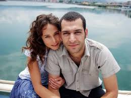 لكل محبي الدراما التركية تعلو شوفو حبايبكم الممثلين مع ازواجهم و زوجاتهم Images?q=tbn:ANd9GcRHjROxDudqHOWs-i6VDPQzwnzMKlRcXxzsiZO9MrkjhLGveg0U