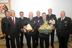 Unser Bild zeigt (von links) Gesamtkommandant Erich Dieterle und Bürgermeister Fritz Link mit Berthold Hils, Ralf Stoepke, Roland Weißer, Alfred Hettich ...
