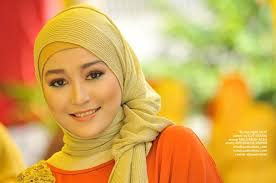 Foto Portrait Gadis Cantik Anggun Aceh Berjilbab Baju Muslimah ...