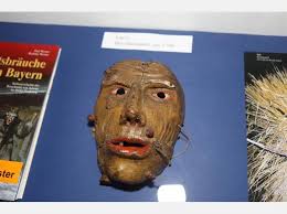 &quot;Masken&quot;: Ausstellung von Johann Baumgartner - 468990487-masken-ausstellung-gY34