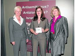 Von Berlin nach Dachau: Gerda Hasselfeldt mit Nina Ritz und Dr. Juliane Wetzel (v.l.). Foto: sch. Unter dem Titel „Antisemitismus? Antizionismus?