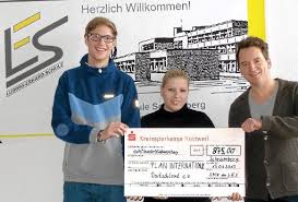 Philipp Hirt, SMV-Lehrer Philipp Schmieder und Eva Stockmann, Schülersprecher, zeigen stolz den Scheck. Foto: SchuleFoto: Schwarzwälder-Bote