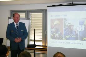 Der Abteilungsleiter für den Bereich Zentrale Dienstleistungen, Dr. Raimund Wattler, präsentiert das Projekt Helferentwicklungskonzept.