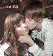 Everyone kisses Justin Bieber & justin bieber kiss everyone Images?q=tbn:ANd9GcRTO-W2rxVWvdBkLM_otq6bDZA2XrJCUpo0R6c6J_a9epZDWFfg