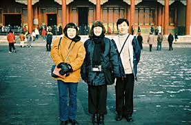 Ylva, Julia och deras guide Chaojang Ylva Mårtens och Julia Tien besöker också skolor för fattiga barn. Pong Pong- skolan ligger i utkanten av Peking och är ... - kina