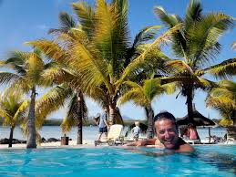 Stefano Zinno, console d\u0026#39;Italia alle Isole Mauritius. Sole, mare e ... - MESTRINI-stefano-zinno-piscina