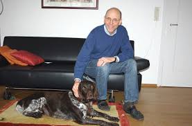Roderick Cox, hier mit seinem Münsterländerhund Monty, lebt als freischaffender Lehrbuchautor in Freudenstadt. Foto: KeckFoto: Schwarzwälder-Bote
