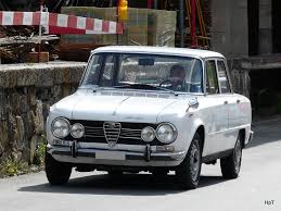 Ein Alfa Romero Giulia Super unterwegs in Samedan - Fahrzeugbilder.