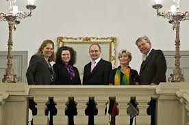 Auch der erweiterte Vorstand des Fördervereins Brigitte Betz, Jürgen Hofferberth, Staatssekretärin Melanie Huml, Dr. Anton Trinkl und Till Fabian ...