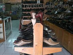 Toko Sepatu di Jalan Cibaduyut, Bandung @ JoTravelGuide.com