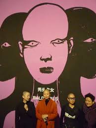 Christa Stolle bei der Ausstellungsbesichtigung Die Künstlerinnen Li Xinmo, Xiaolu, Lan Jiny und die Kuratorin Juan Xu (v.l.n.r.) - china-ausstellung-bad-girls-3