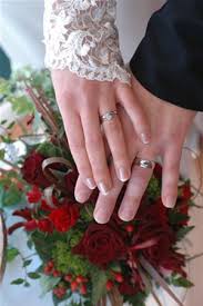 لماذا تضعون خاتم الزواج في البنصر؟؟ Images?q=tbn:ANd9GcSEmb-ZZCB__EQ-nwPLr6s-xcbhwo5KMc5gJ-HM5V2PqQS8wqJi3A