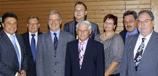 Eine Ära geht zu Ende: Der scheidende Bezirkspressewart Günter Salzmann (Zweiter von links) arbeitete mit drei Bezirksvorsitzenden zusammen (von links): ... - 17305945