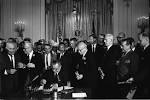 File:Lyndon Johnson signing Civil Rights Act, July 2, 1964.jpg ...
