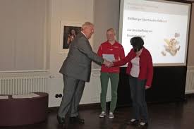 Lisa Fritsche und Karen Awe konnten für den BSV Halle am 4.6.2012 aus den Händen von Friedrich Stumpf, Vorsitzender des Vorstandes der Saalesparkasse, ...