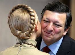 Ucrânia: escaramuças no início do julgamento de Iulia Timochenko Images?q=tbn:ANd9GcSZvLBY-4GYVpRa4iZCJWovjSJp3y356VDbznBTdQ5SHJTblwKG
