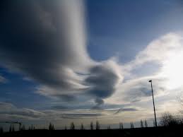 Les nuages , leur espèces et leurs variétés  Images?q=tbn:ANd9GcSdQwqEhopbnpJW4QWrYRPHej9NSIbRcRSjUt-kNqawkJC_1rlMpq2t4-YcMw